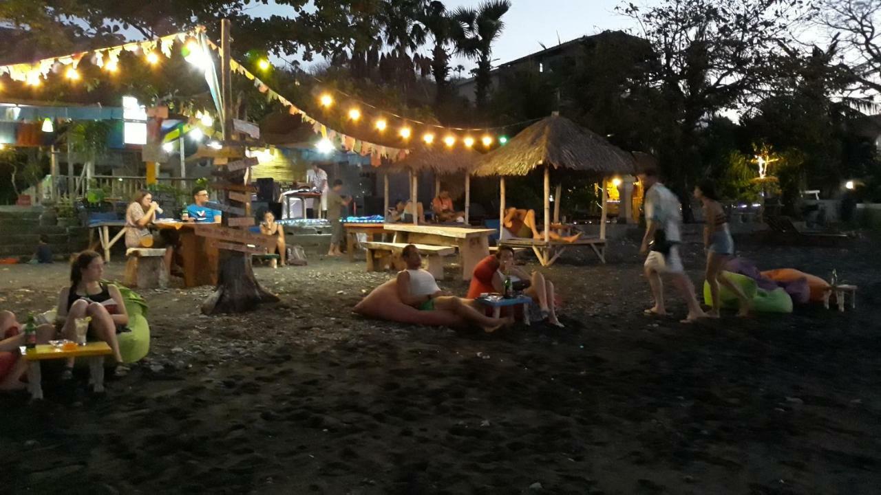Barracuda Beach Hostel Amed Esterno foto